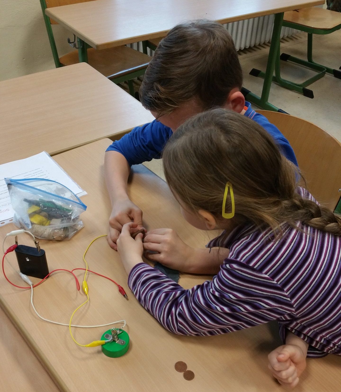 ScienceLab Mädchen und Junge bauen Stromkreis