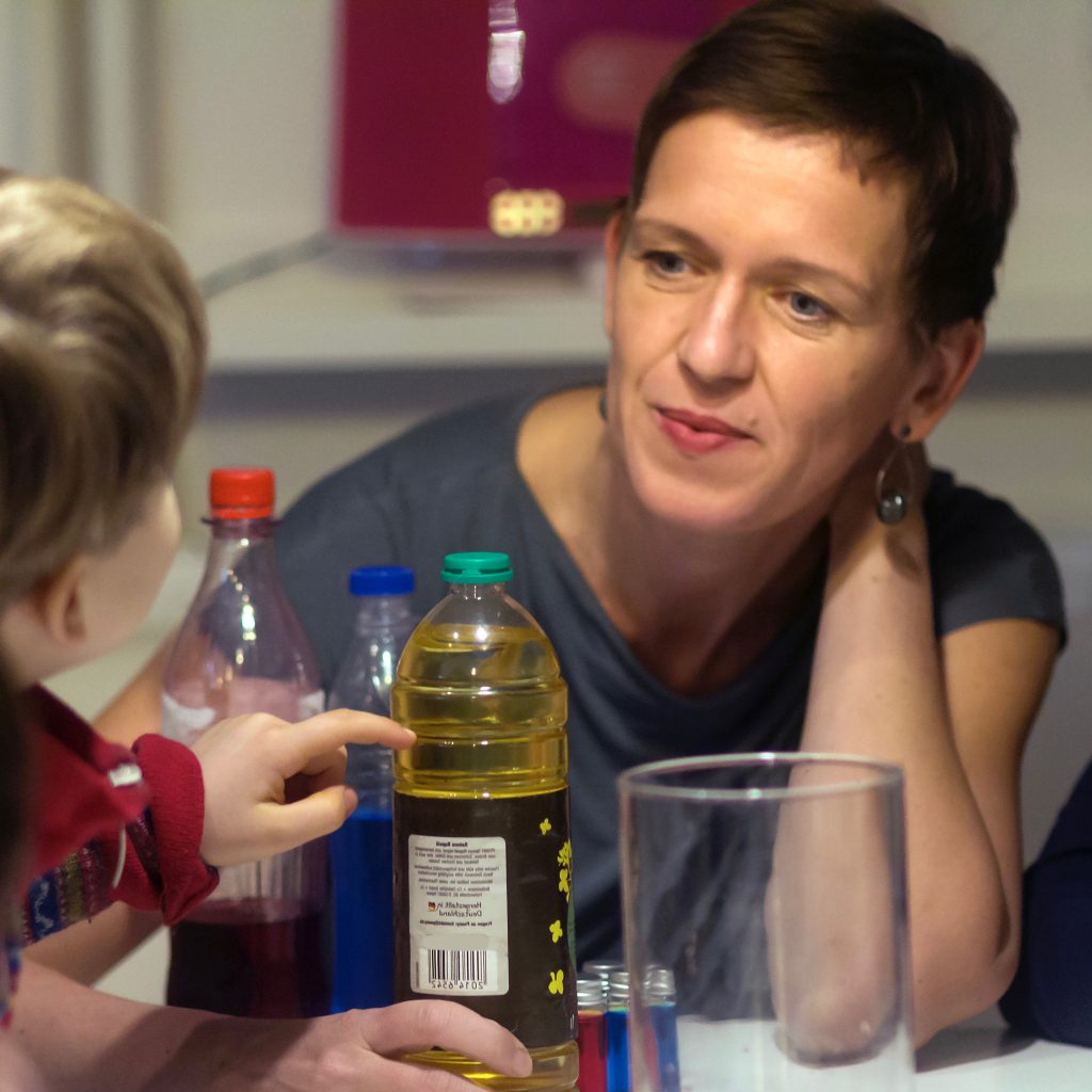 Simone Lambert Forscherkurs Dichte Flüssigkeit