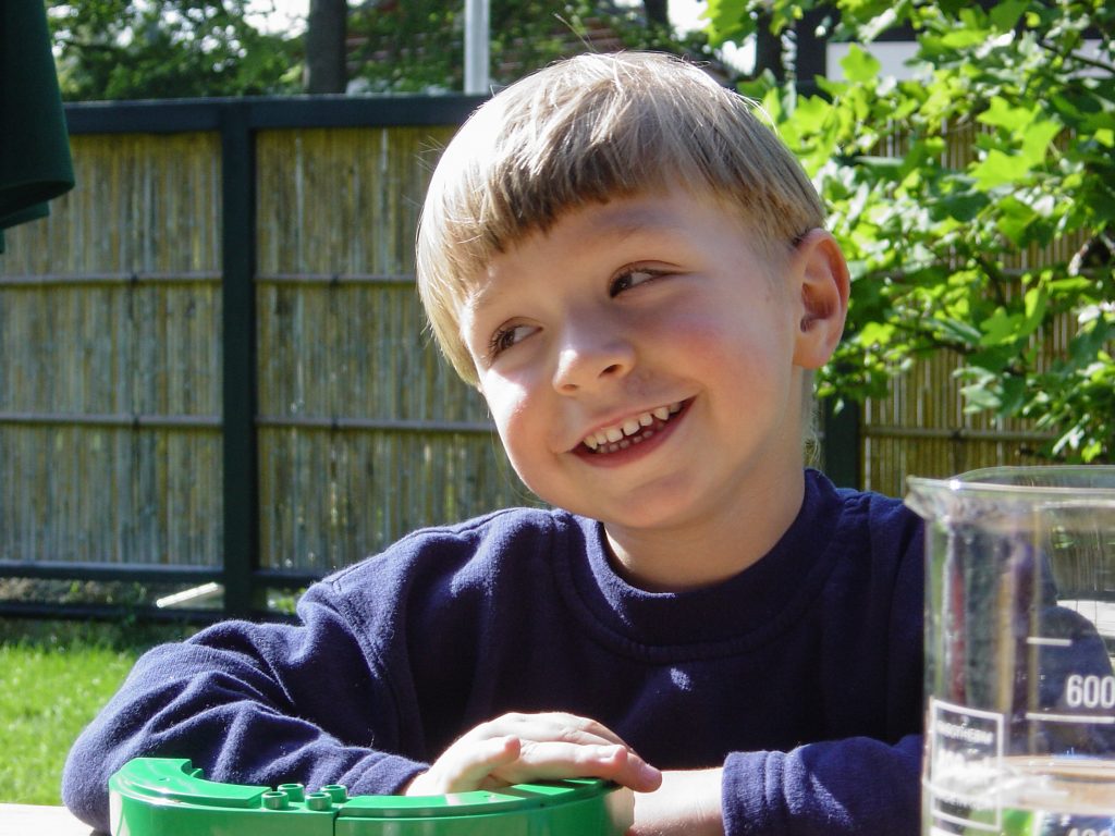 Kinder entdecken naturwissenschaftliche Phänomene mit ScienceLab.