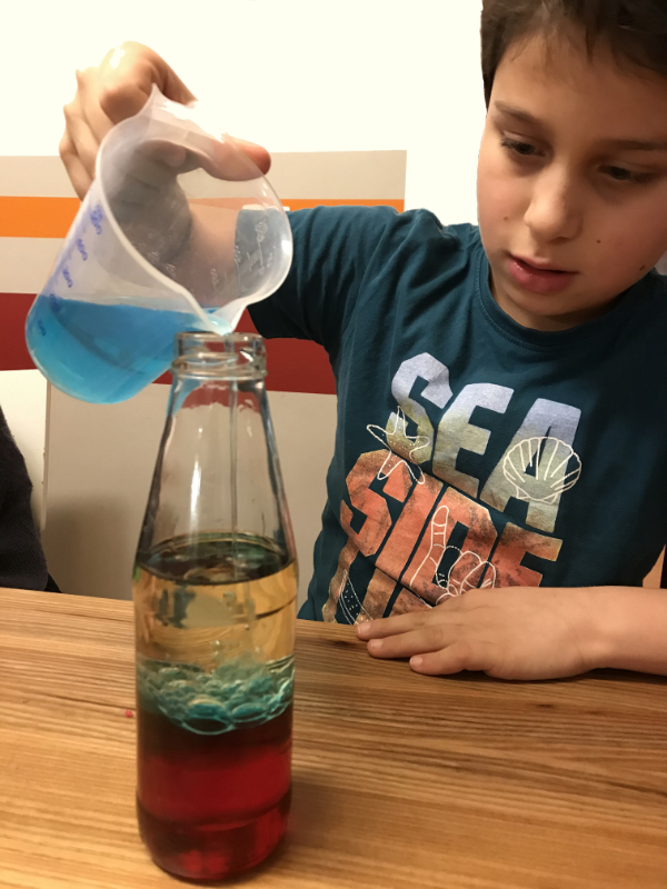ScienceLab Kind erforscht Flüssigkeiten