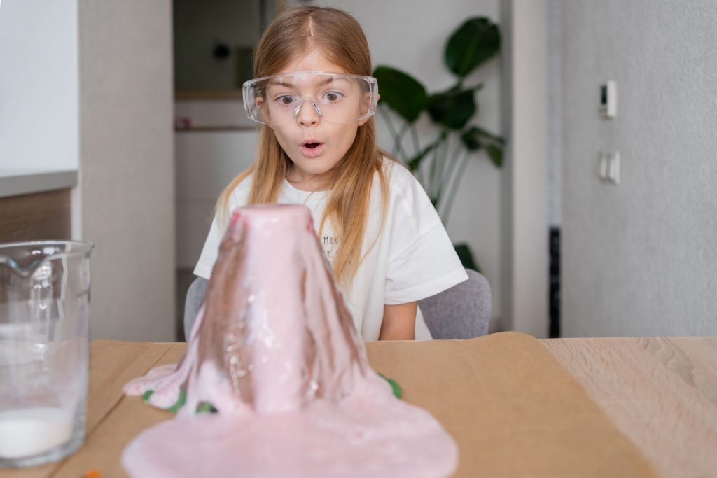 Kind mit Vulkanausbruch
