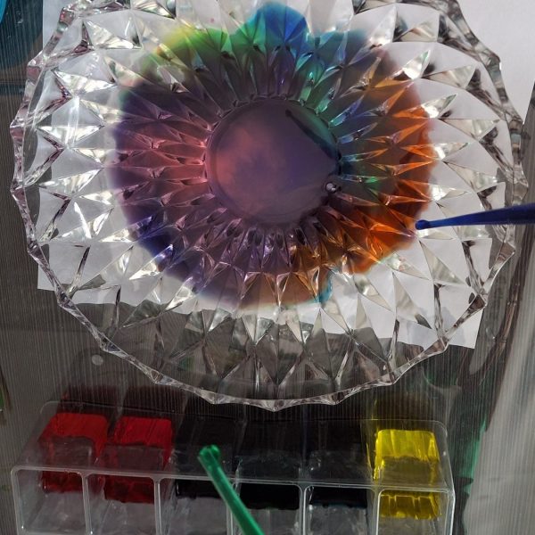 Kinder forschen mit Farben bei ScienceLab