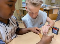zwei Jungen experimentieren mit Stromkreisen