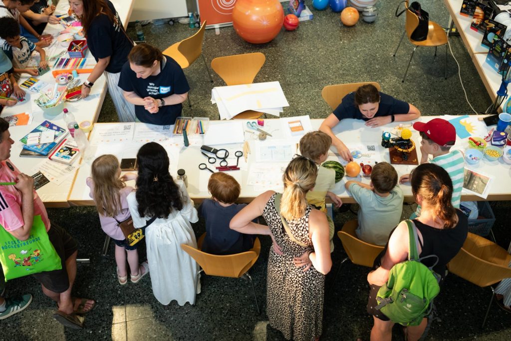 Forschertische bei der Langen Nacht der Wissenschaften in Dresden zum Thema Weltraum