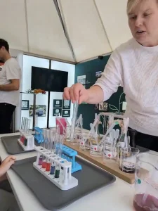 Forschen mit ScienceLab beim Wissenschaftsmarkt