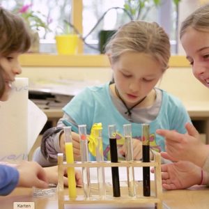 ScienceLab Kinder experimentieren mit Flüssigkeiten